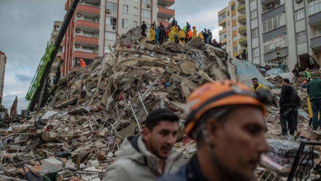 Turquía va contra constructores por edificios colapsados en Turquía