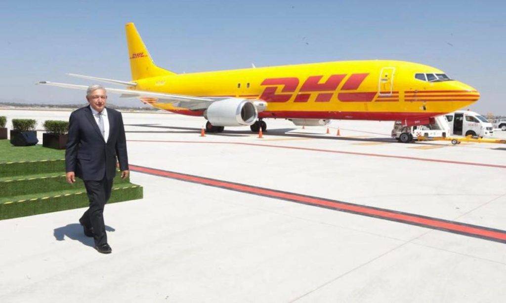 El presidente AMLO y miembros del consejo de DHL dieron banderazo de salida para que inicien operaciones de transporte de carga en el AIFA.