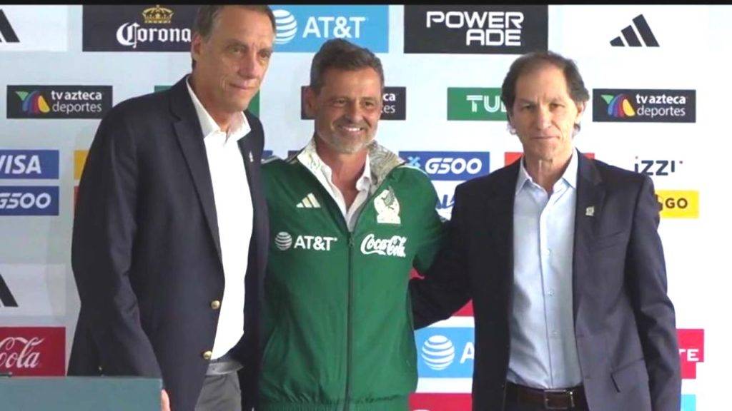 La Federación Mexicana de Futbol regresó a lo mismo, las formas de siempre fueron el foco de la presentación de Diego Cocca como técnico del Tricolor.
