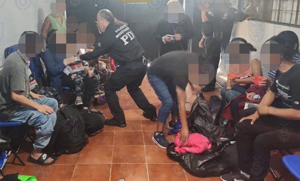 FGJEM rescata a migrante secuestrados en Neza; detienen a tres personas