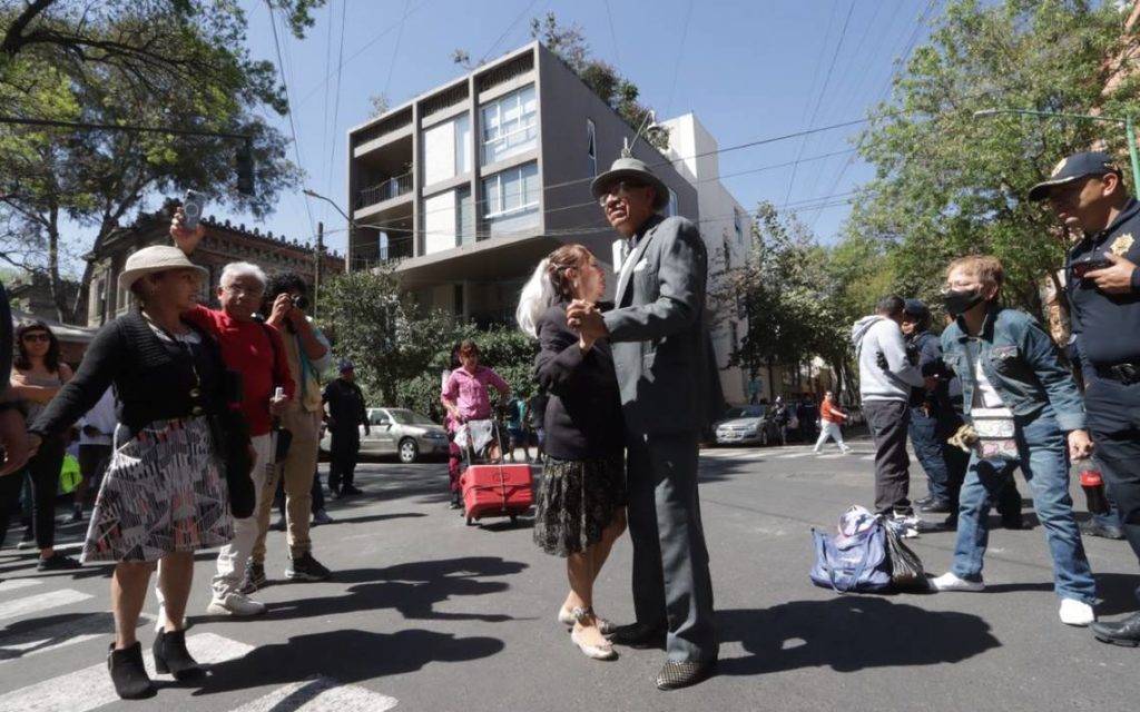 Organizan nuevo baile y verbena frente a la casa de Sandra Cuevas por prohibir los bailes