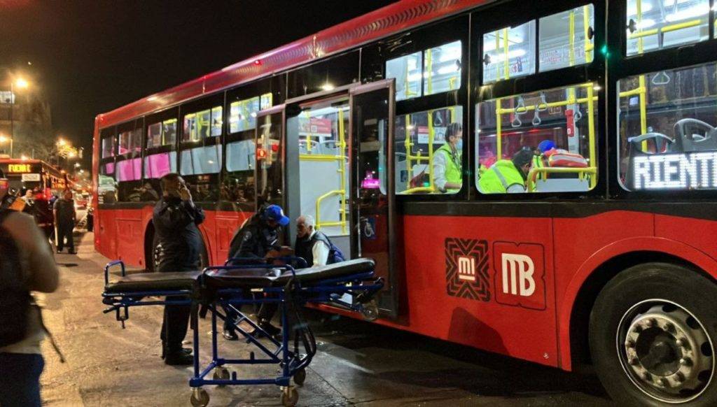Unidades del Metrobús chocan en Reforma; reportan varios heridos