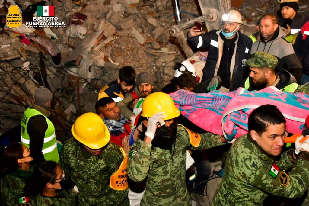 Video: Ejército mexicano rescata a mujer de entre los escombros en Turquía