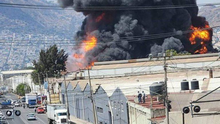 Se quema fábrica de plásticos en Ecatepec; llamas consumen planta recicladora 