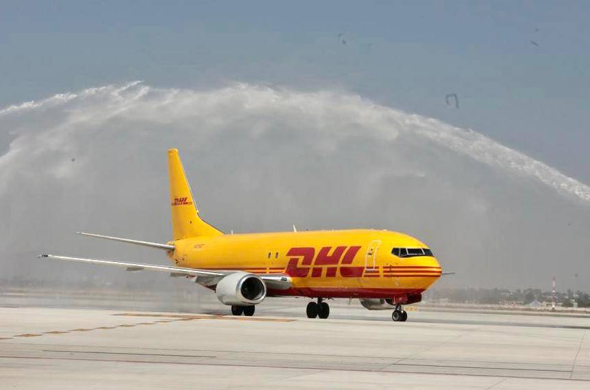 El presidente AMLO y miembros del consejo de DHL dieron banderazo de salida para que inicien operaciones de transporte de carga en el AIFA.