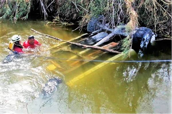 Confirman 14 cadáveres en camioneta sumergida en Pesquería