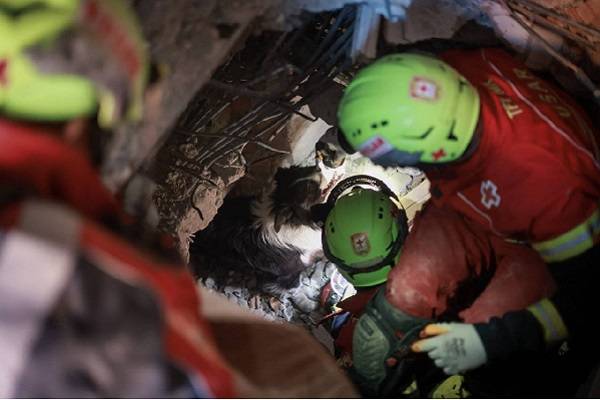 Rescatistas mexicanos salvan tercer vida bajo los escombros en Turquía