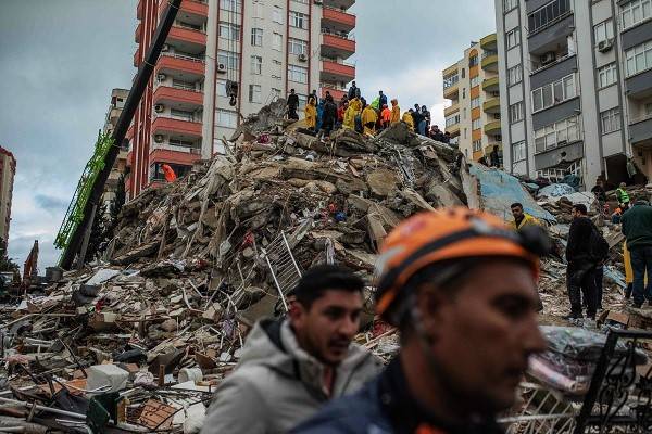 Suman más de 5 mil muertos por sismos en Siria y Turquía, 10 mil heridos