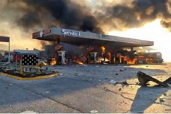 Explota pipa en gasolinera de Tula, al menos dos muertos