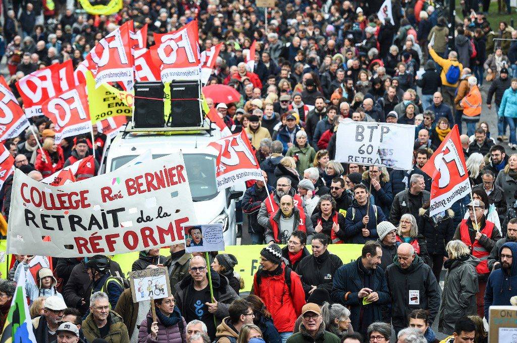 Arrecían protestas contra reforma a jubilaciones de Macron en Francia 