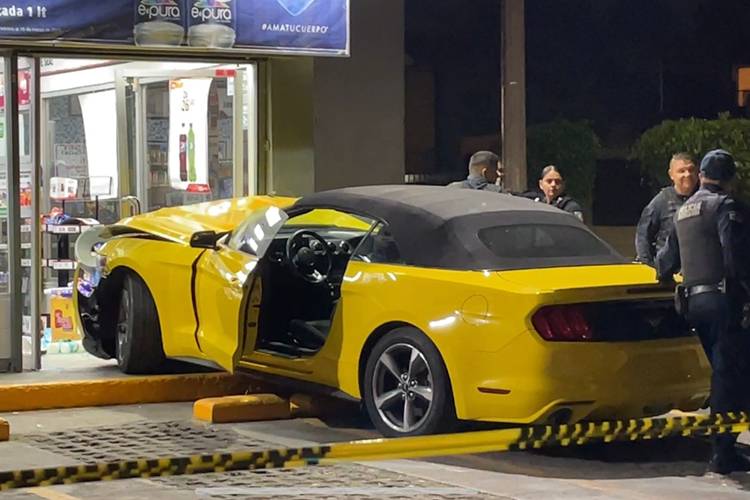 Se roban Mustang en Guadalajara; termina estrellándose en un Oxxo