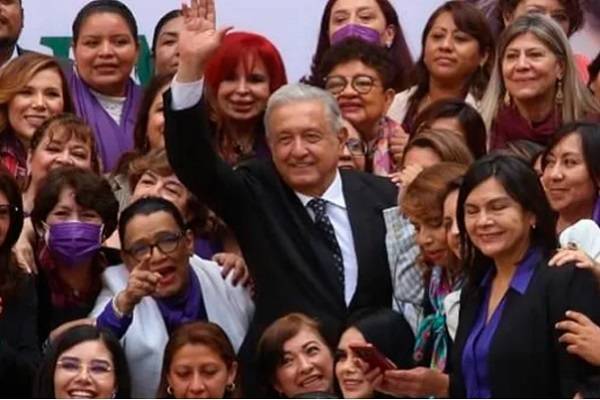Mujeres, motor de la transformación de México: AMLO