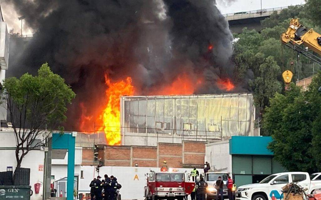 Incendio consume fábrica de muebles en Azcapotzalco; esto se sabe