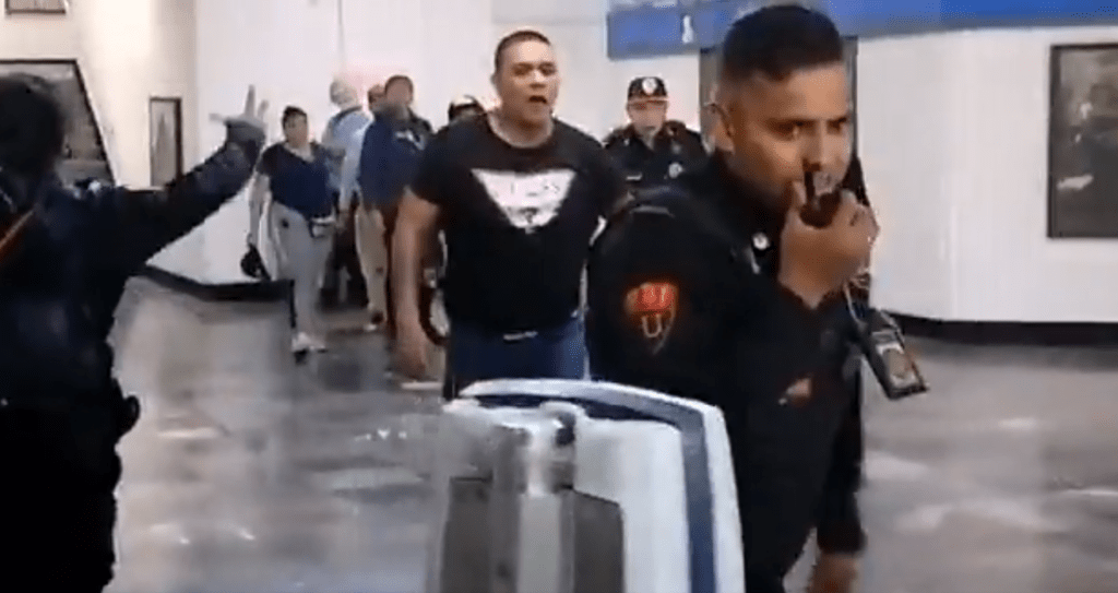 Video: Vagoneros y policías se enfrentan en Metro Hidalgo