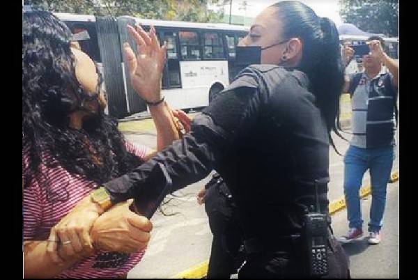 Con mujeres policía Jalisco reprime a madres buscadoras