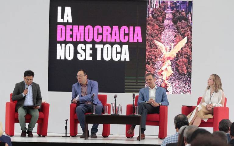 “No tienes calidad moral para hablar de democracia”; increpan en la Ibero a Córdova