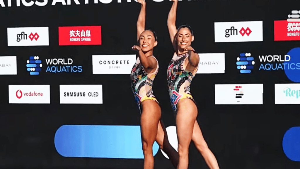Las mexicanas Nuria Diosdado y Joana Jiménez obtuvieron el primer lugar en la competencia de la prueba de Dueto Libre de natación artística.