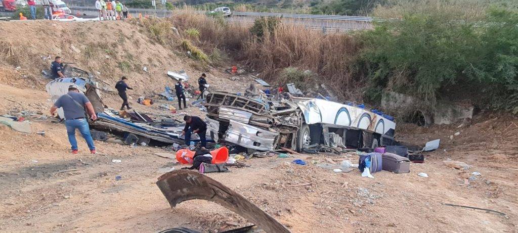 Accidente fatal en Nayarit; ocho personas muertas por caída de camión a barranco