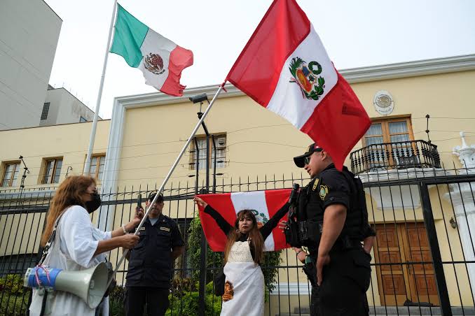 Peruanos y mexicanos se reúnen en la embajada de México en Perú en apoyo a AMLO