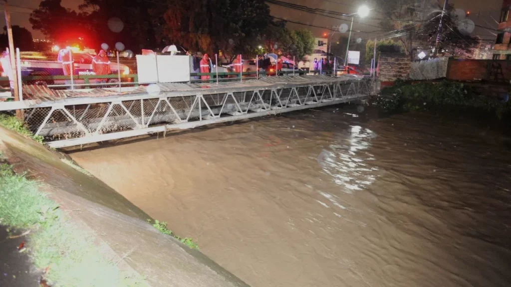 Por fuertes lluvias se desbordó el Río de los Remedios, Naucalpan 