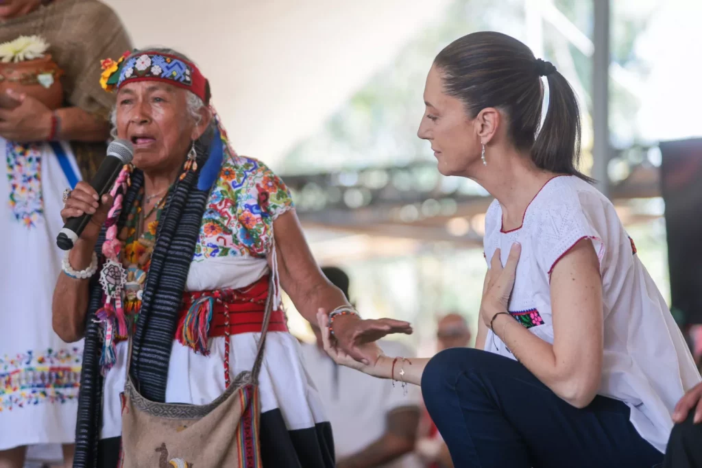 Mujeres de pueblos originarios de la CDMX entregan bastón de mando a Sheinbaum