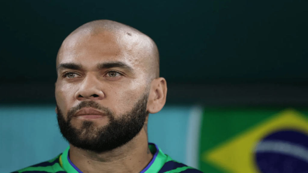 El futbolista, Dani Alves, concedió una entrevista rompiendo así el silencio tras seis meses de haber ingresado al centro penitenciario Brians 2.