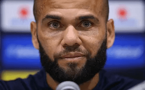 El futbolista, Dani Alves, concedió una entrevista rompiendo así el silencio tras seis meses de haber ingresado al centro penitenciario Brians 2.