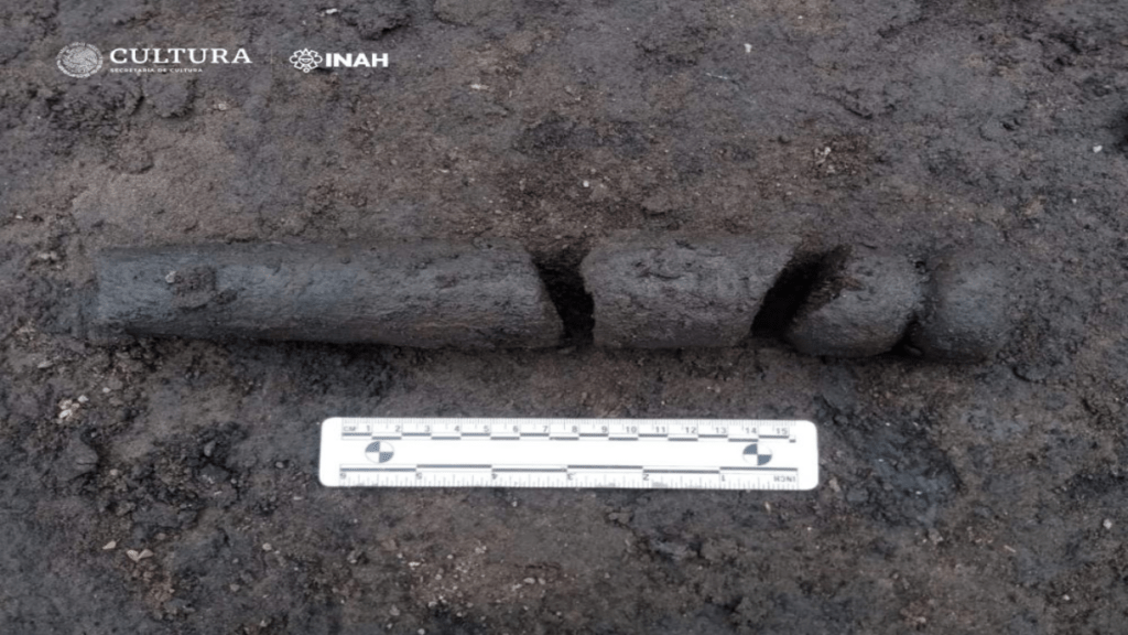 Arqueólogos del INAH reportaron el hallazgo de siete piezas procedentes de una embarcación de la época virreinal, durante las obras para el trolebús ubicado en Chalco.