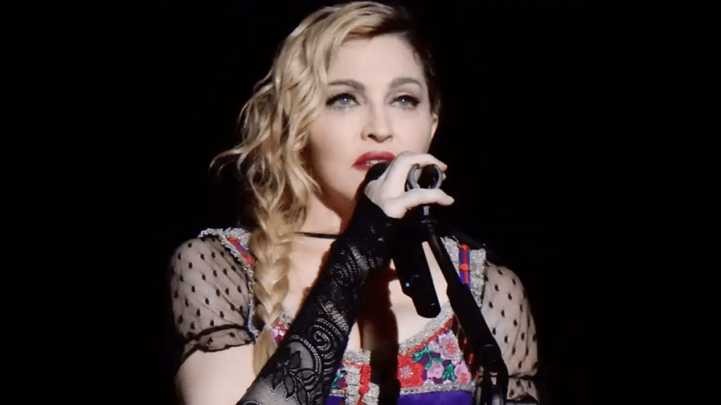 La cantante estadounidense, Madonna, postergará las primeras fechas de su gira, luego de que se anunciara que se encontraba internada en Cuidados Intensivos.