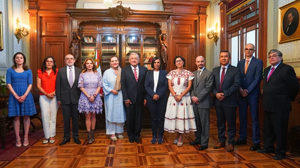 El presidente AMLO se reunió en Palacio Nacional con los consejeros del INE tras varios meses de tener cero diálogo con la anterior administración.