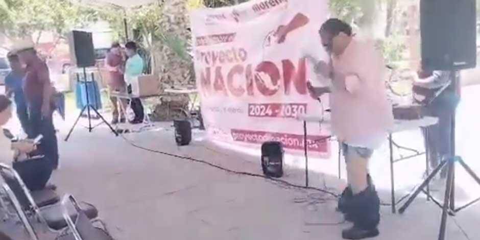 Video: Se le caen los pantalones en pleno evento a diputado de Morena