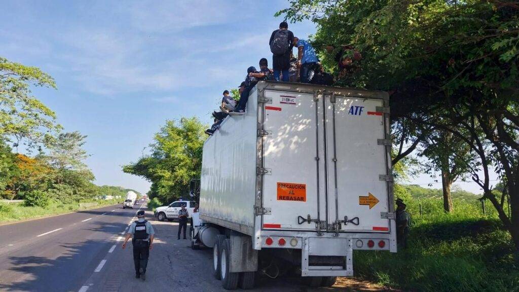 Rescatan a 148 migrantes abandonados en una caja de tráiler en Veracruz