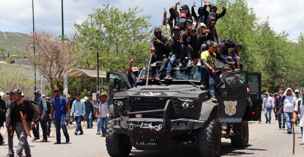Pobladores de Chilpancingo se enfrentan con la policía y entran al Palacio de Gobierno