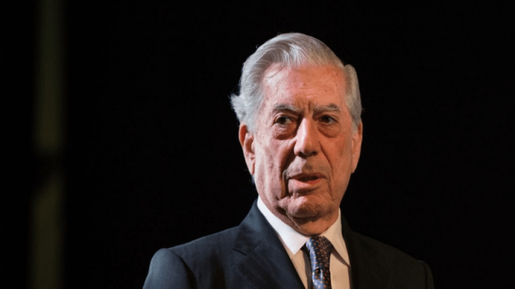 El ganador del Premio Nobel de Literatura, Mario Vargas Llosa, se encuentra hospitalizado luego de contagiarse de Covid-19, según lo anunciaron sus hijos.