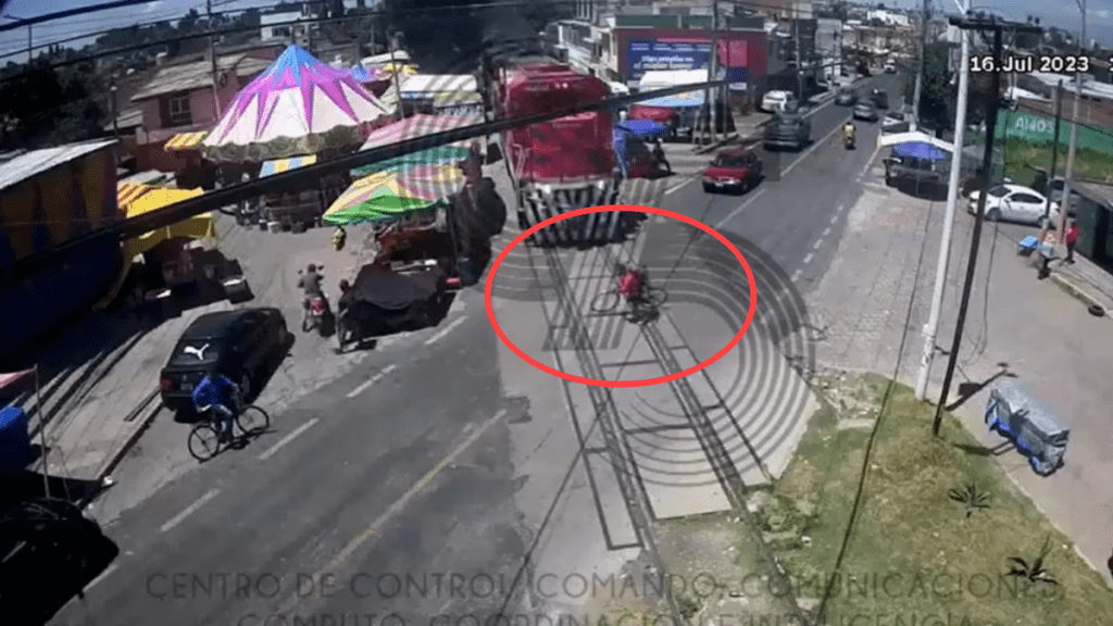 Un video difundido en redes sociales, muestra el momento en el que un ciclista es lanzado varios metros por un tren, cuando cruzó las vías de manera distraída.