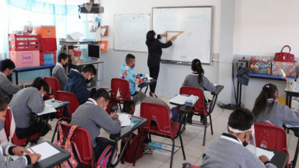 Pese a que el trabajo de los docentes en México es vital para la formación de las siguientes generaciones, es importante mencionar que no es bien remunerado.