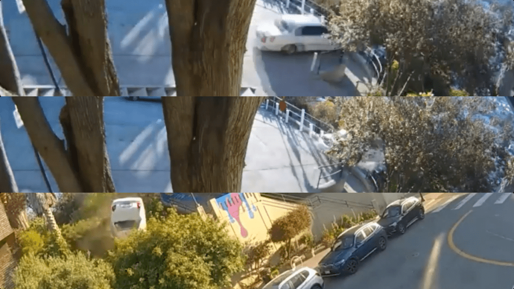 A través de redes sociales se difundió un video en el que muestra el momento en el que un automóvil atraviesa un muro y cae por una escalinata.