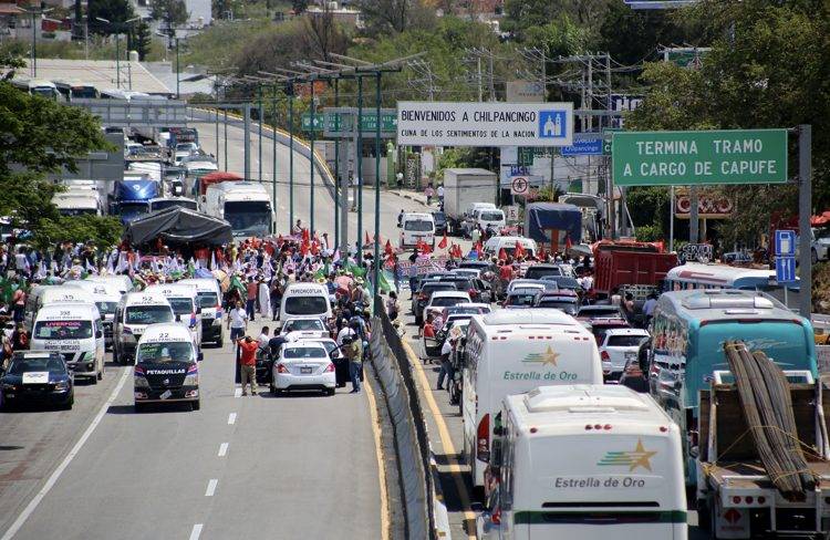 Liberan Autopista del Sol y a 13 funcionarios retenidos en Guerrero