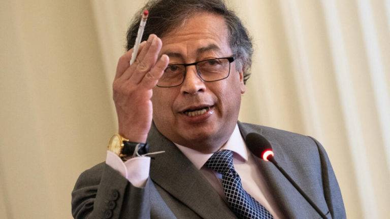 Petro se enfrenta con Fiscalía por permitir salir de Colombia a involucrados en caso Odebrecht