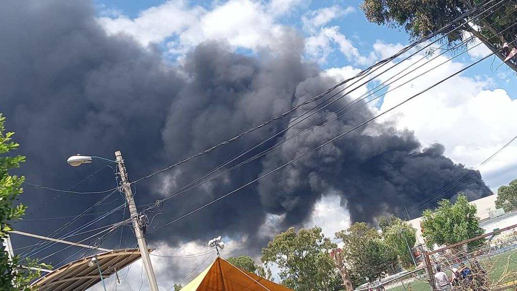 Se incendia fábrica de químicos en San Vicente Chicoloapan, Estado de México