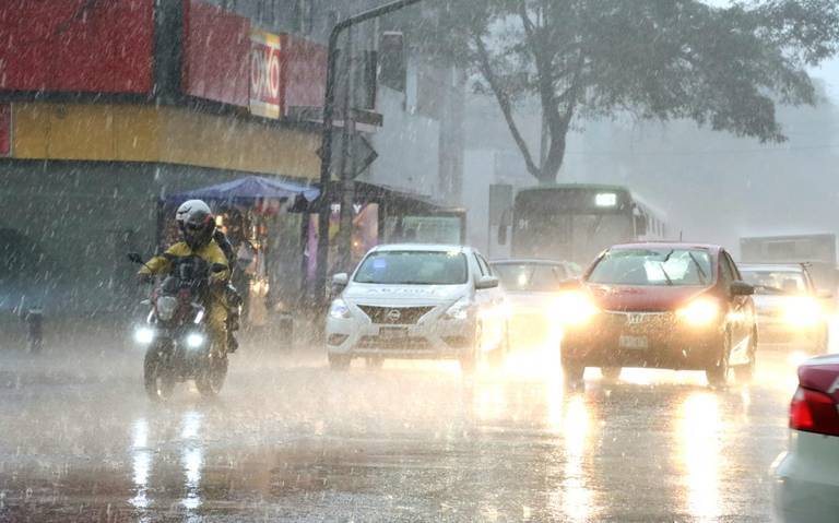 Lluvia, granizo y fuertes vientos desquician a la Ciudad de México 