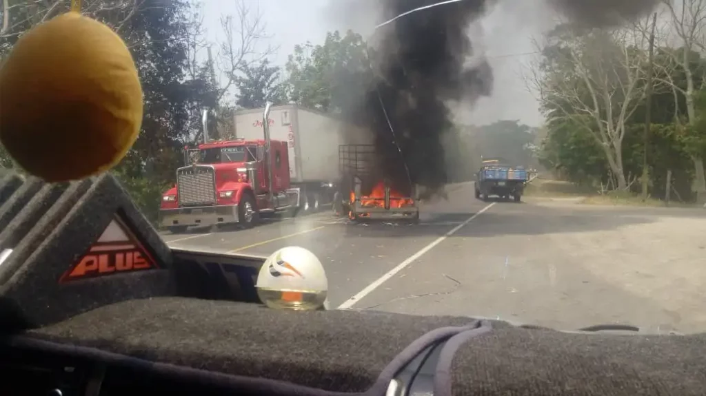 Enfrentamiento en carretera Cárdenas-Huimanguillo, Tabasco, deja vehículos quemados