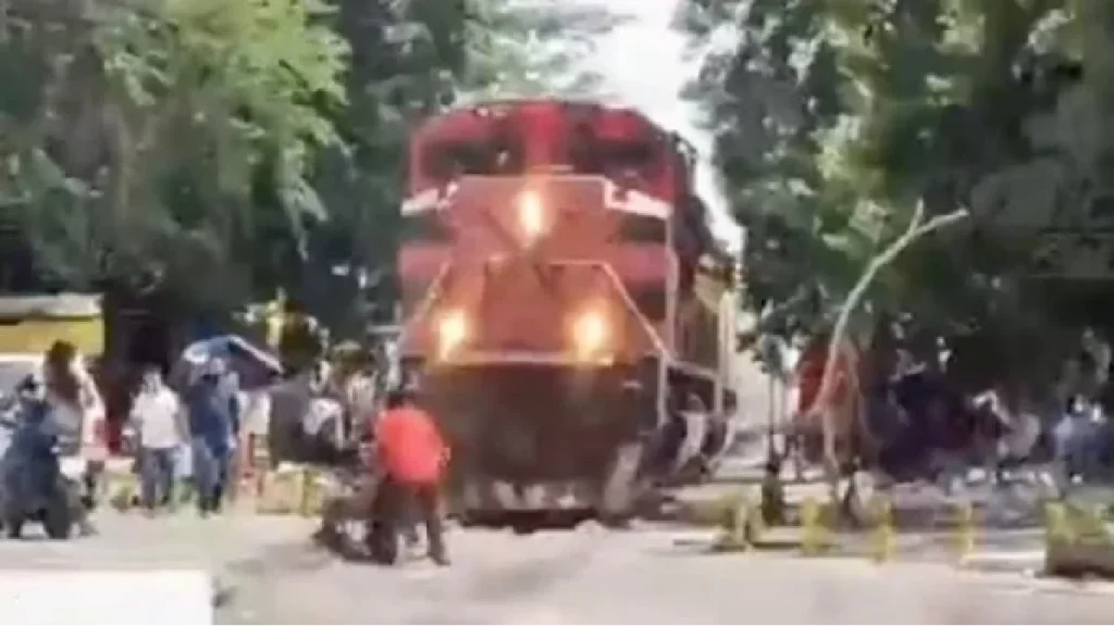 A través de redes sociales comenzó a viralizarse un video en el que se muestra el momento en que un hombre en silla de ruedas está a punto de ser arrollado por un tren.