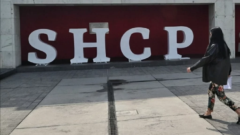 Tras recibir una llamada de alerta de bomba, personal de seguridad de la SHCP inspeccionó las oficinas de la dependencia en la SHCP.