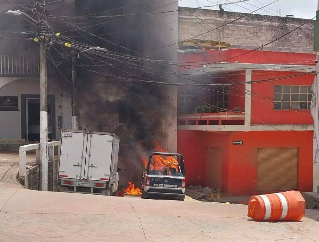 Policías de Hidalgo golpean hasta la muerte a adulto mayor; pobladores queman patrullas