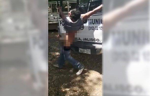 Video: Golpean a sujeto en Tonila, Jalisco, mientras estaba esposado por policías