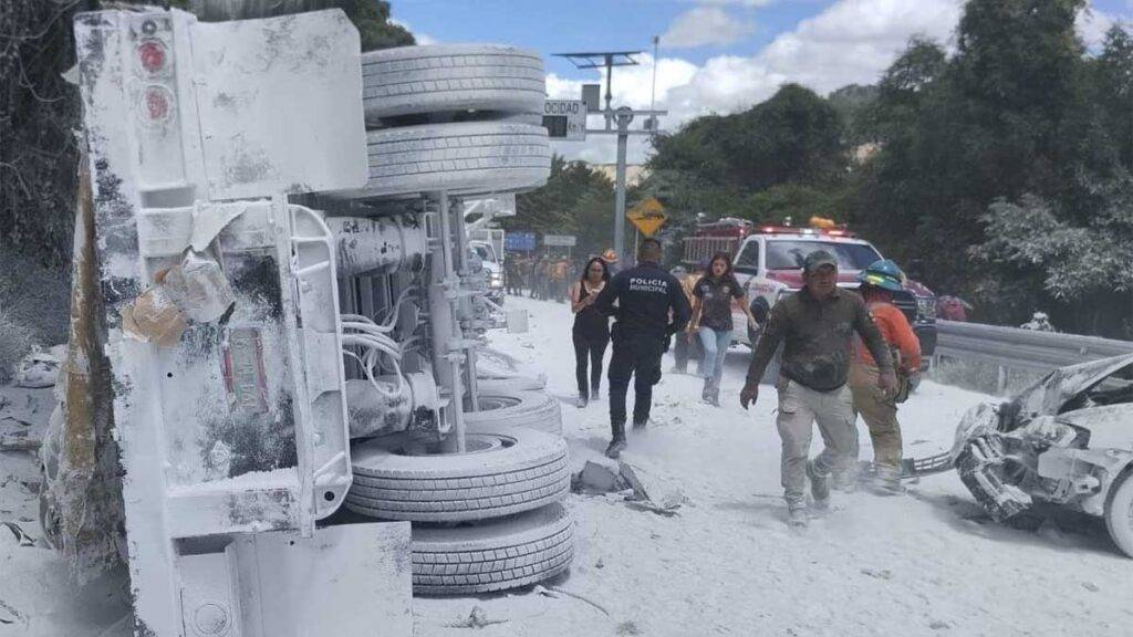 Tráiler se queda sin frenos en Chiapas y deja varias personas heridas
