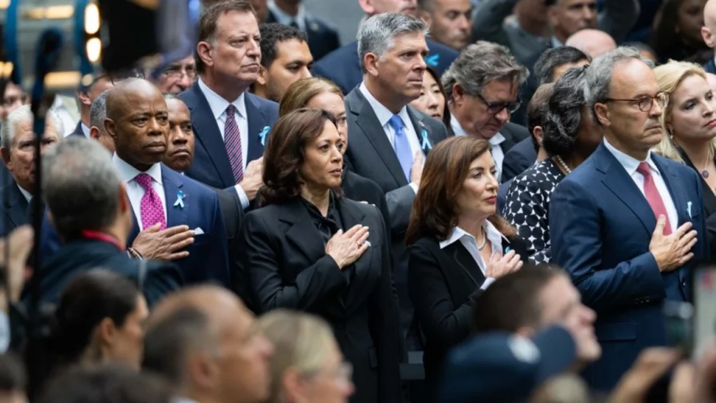 En un aniversario más, el presidente Joe Biden y la vicepresidenta Kamala Harris lideraron ceremonias en Alaska y el Memorial del 11 de septiembre.