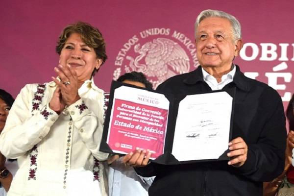 En Ecatepec AMLO firmó el convenio para que todas las personas con discapacidad accedan a una pensión en el Estado de México. Lo acompañó Delfina Gómez