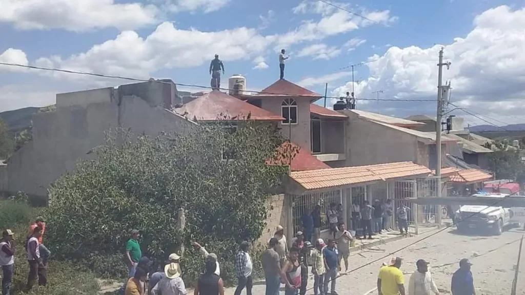 Avioneta pierde el control y se desploma en Puebla; hay tres muertos